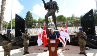 Milli Savunma Bakanlığı, haftalık basın bilgilendirme toplantısını Girne Boğaz Şehitliği’nde yaptı