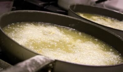 Öfkeli kadın uyuyan kocasını pişirmeye çalıştı! Pul biberi detayı yok artık dedirtti