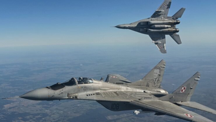 Polonya'da ordu harekete geçti: Jetler alçaktan uçtu, havalimanları kapatıldı