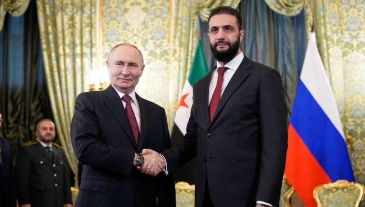 Putin, yok etmeye yemin ettiği Şaraa'nın elini sıktı