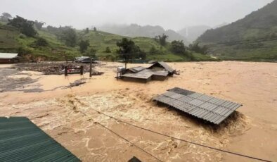 Rekor yağışlar Vietnam’ı vurdu: Tarihi Hue şehri sular altında kaldı