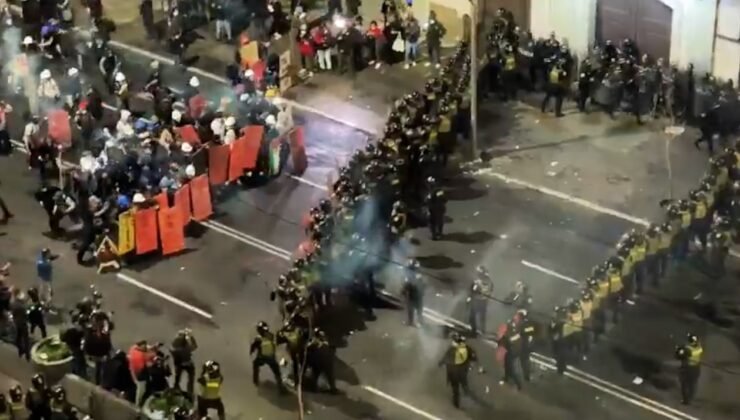 Sokaklar alev alev: Halk ve polis, kalkan ve sopalarla meydan savaşı verdi