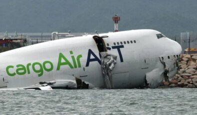 Türk şirketinin uçağı pistten çıkıp denize uçtu: İki ölü