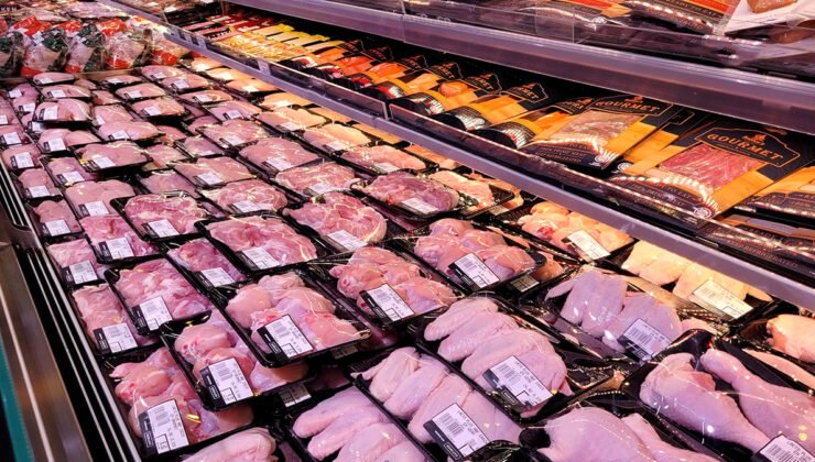 Ünlü marka tavuk ürünlerini raflardan toplatıyor: İçinden metal parçaları çıktı