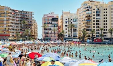 Yanlış sahilde soyunanlar tutuklandı