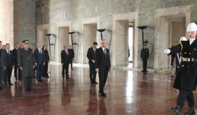 Çalışma ve Sosyal Güvenlik Bakanı Oğuzhan Hasipoğlu, Anıtkabir'i Ziyaret Etti