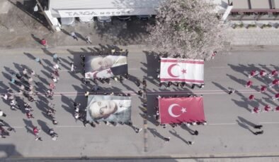 Cumhuriyet Korteji düzenlendi…100'er metrelik KKTC ve TC bayrakları taşındı