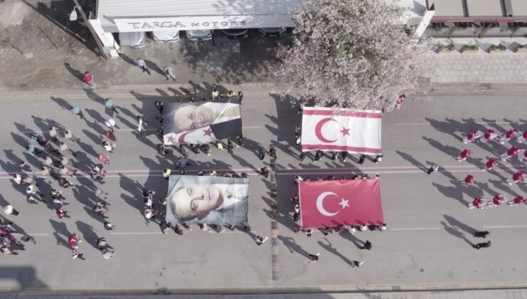 Cumhuriyet Korteji düzenlendi…100'er metrelik KKTC ve TC bayrakları taşındı