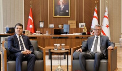 Erhürman, Uysal ve beraberindeki heyeti kabul etti