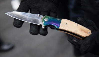 Lefkoşa’da kaçak taksicilik yaptıkları gerekçesiyle kendilerini polise ihbar edeceğini söyleyen şahsı feci şekilde darp edip bıçaklı saldırıda bulundular