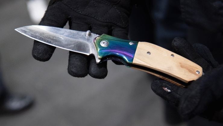 Lefkoşa’da kaçak taksicilik yaptıkları gerekçesiyle kendilerini polise ihbar edeceğini söyleyen şahsı feci şekilde darp edip bıçaklı saldırıda bulundular