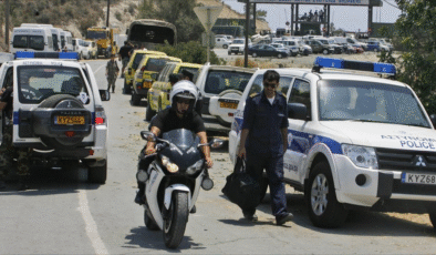 Engomi’de bir sırt çantası içerisinde 7 adet silah bulundu