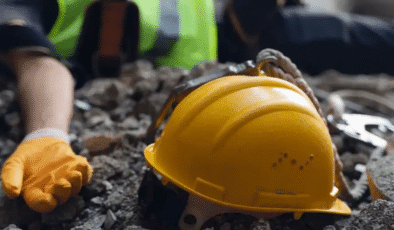 Haspolat Sanayi Bölgesinde depo içerisinde tamirat  yaptığı esnada 2.5 metre yükseklikteki iskelenin üzerinden düşerek yaralandı