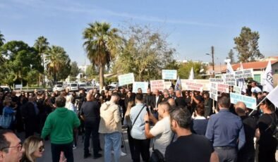 Lefke Gazi Lisesi velileri ve öğrencileri Başbakanlık önünde eylem yapıyor