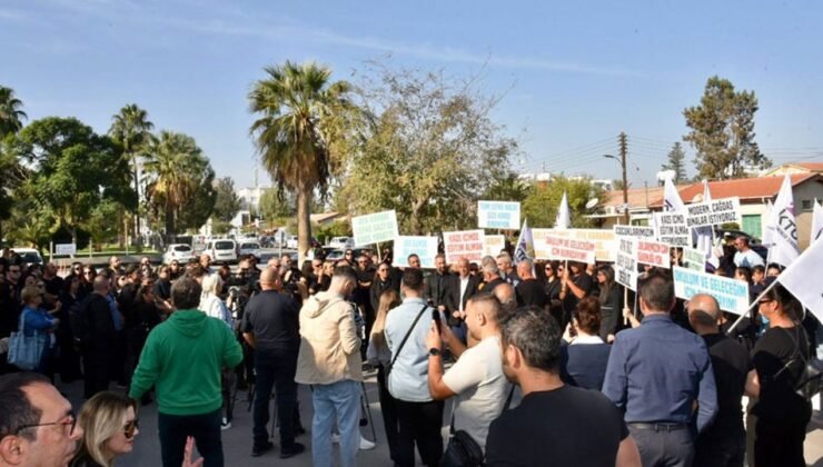 Lefke Gazi Lisesi velileri ve öğrencileri Başbakanlık önünde eylem yapıyor