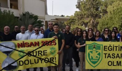 NKL Okul Aile Birliği, okul binası önünde basın açıklaması yaparak bina güçlendirme çalışmalarının tamamlanması için çağrıda bulundu!