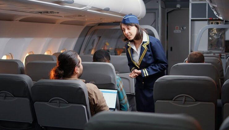 Uçak yemeğinin kokusu 5 kişiyi hastanelik etti: Pilotlar acil iniş yaptı