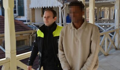 Akademisyenin düşürdüğü kartla harcama yaptı!