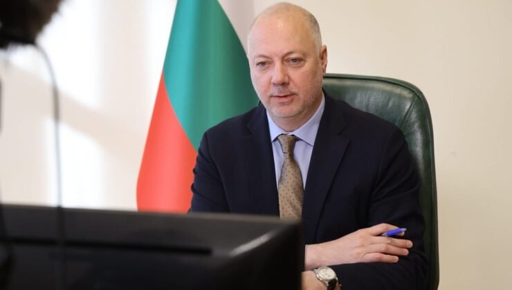 Başbakan, 'Protesto eden vatandaşların sesini duyuyoruz' dedi, istifa etti