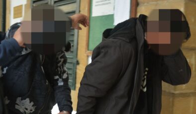 Bir kilo uyuşturucuyla yakalanan zanlılar yeniden mahkemede