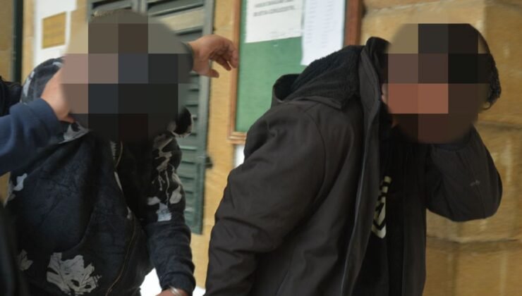 Bir kilo uyuşturucuyla yakalanan zanlılar yeniden mahkemede