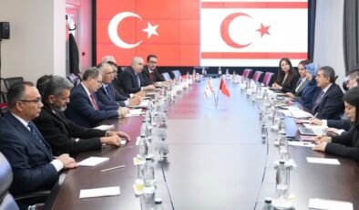 Çavuşoğlu, Türkiye Milli Eğitim Bakanı Yusuf Tekin ile görüştü