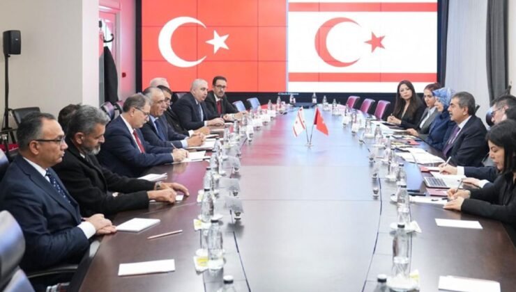 Çavuşoğlu, Türkiye Milli Eğitim Bakanı Yusuf Tekin ile görüştü