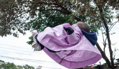 Dar sokaklarda toplanıp bebekleri havaya fırlatıyorlar: İşte nedeni