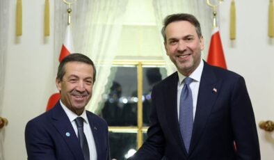 Dışişleri Bakanı Ertuğruloğlu, Türkiye Enerji ve Tabii Kaynaklar Bakanı Bayraktar ile görüştü