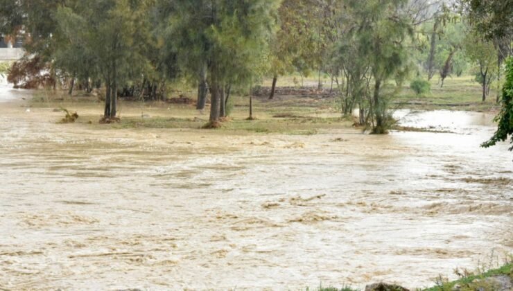 Etkili yağışlar bugün de aralıklarla sürecek