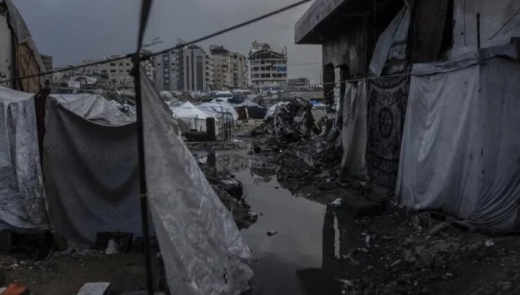 Gazze'de çadırlar su altında kaldı