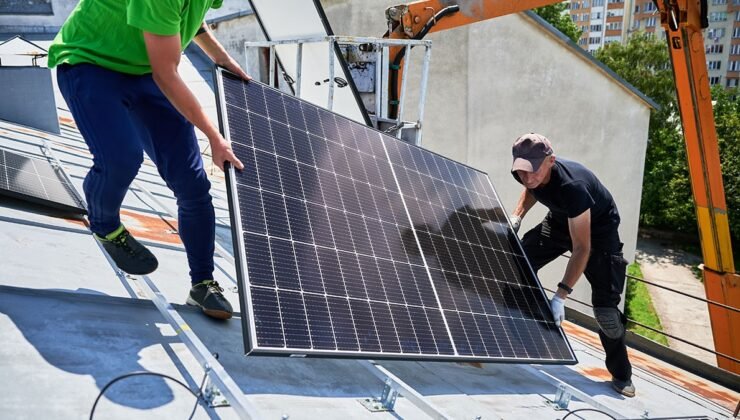 Güneş panellerini tek tek çöpe atıyorlar