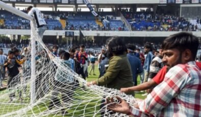 Hintli taraftar Messi'yi göremeyince, stadı paramparça etti