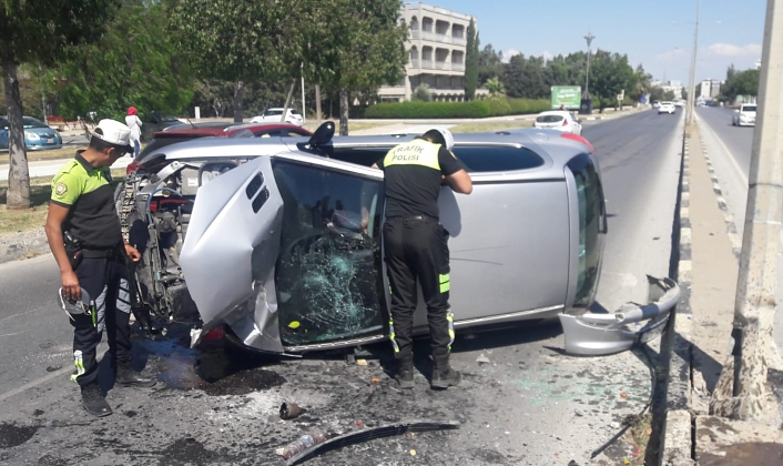 Karşıyaka’da virajı alamayıp takla atan araçta 4 kişi yaralandı