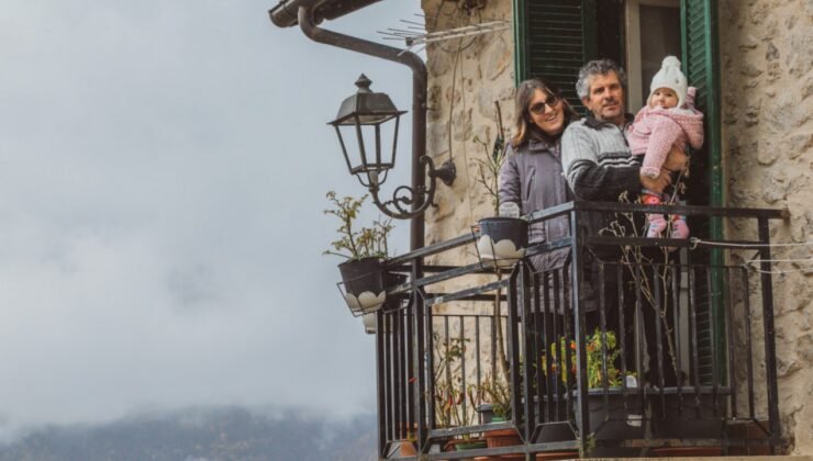 İnsandan çok kedinin olduğu köyde, 30 yıl sonra ilk kez bebek doğdu