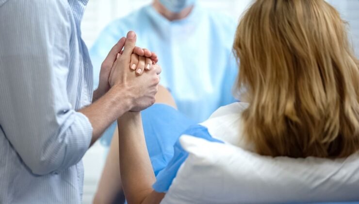 Karın ağrısıyla hastaneye giden kadın evine iki kişi döndü