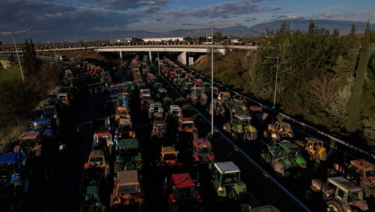 Komşuda çiftçiler ayaklandı: Otoyollar traktörden geçilmiyor