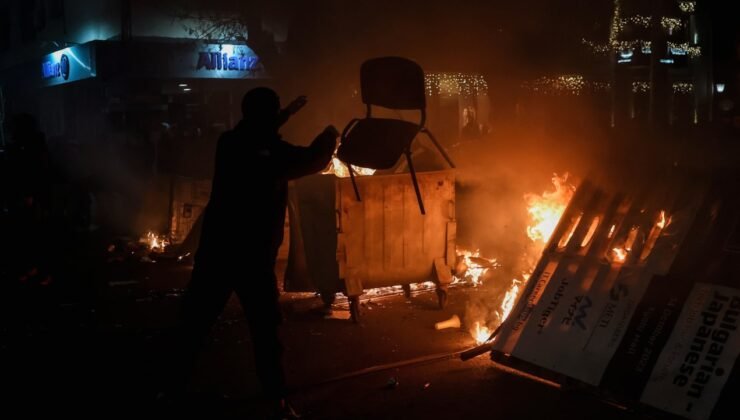 Komşuda hükümet istifa etti