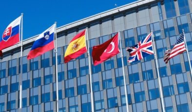 Lise öğrencisinin okulda yaptığı bayrağı bugün tüm dünya biliyor