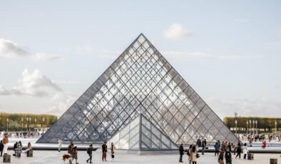 Louvre Müzesi'nde grev kararı