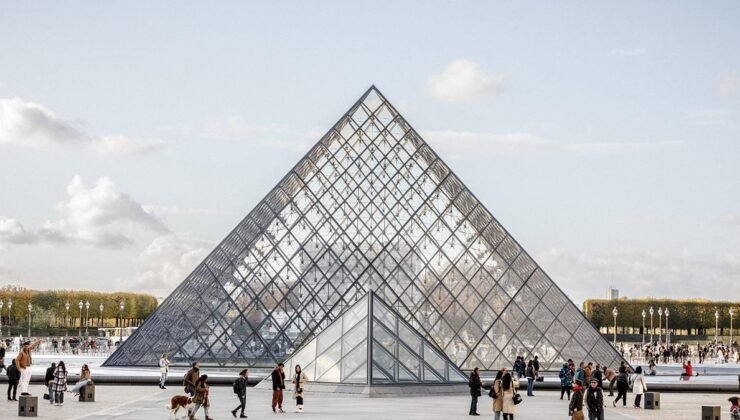 Louvre Müzesi'nde grev kararı