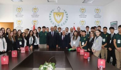 Milli Eğitim Bakanı Çavuşoğlu, Namık Kemal Lisesi ve İstanbul Vefa Lisesi öğrencilerini kabul etti