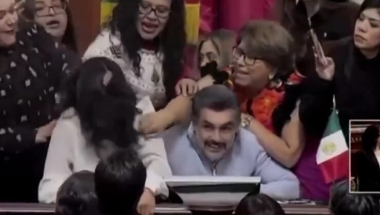 Parlamento kürsüsünde siyasetçiler saç baş birbirlerine girdi