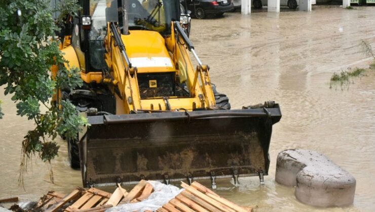Sağanak yağış sonrası polis ve itfaiye ekipleri müdahalelerini sürdürüyor