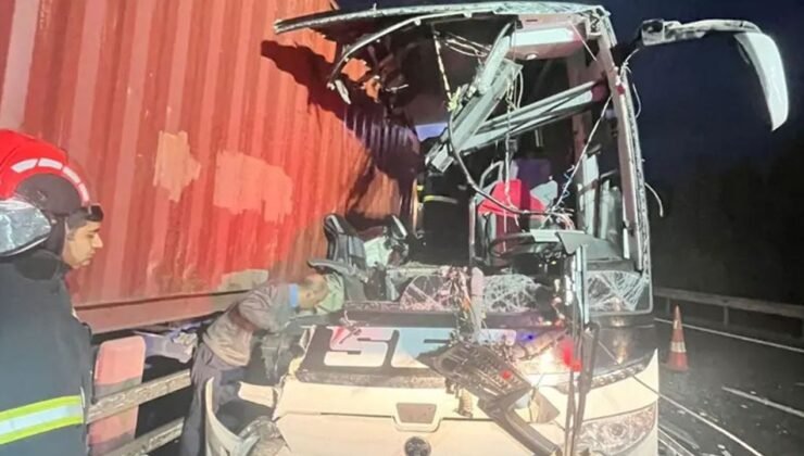 Türkiye'den üzen haber… Yolcu otobüsü TIR'a çarptı: 6 ölü, 11 yaralı