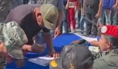 Venezuela, işgale hazırlanıyor: Halka kamyon dolusu tüfek dağıttılar