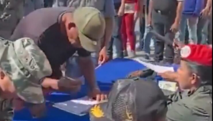 Venezuela, işgale hazırlanıyor: Halka kamyon dolusu tüfek dağıttılar