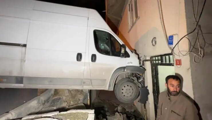 Yer: İstanbul… Yatak odasında korkutan trafik kazası!