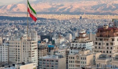 ABD savaş gemilerini göndermişti! İran yanıt olarak reklam panosunu kullandı