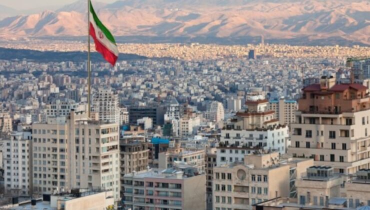 ABD savaş gemilerini göndermişti! İran yanıt olarak reklam panosunu kullandı